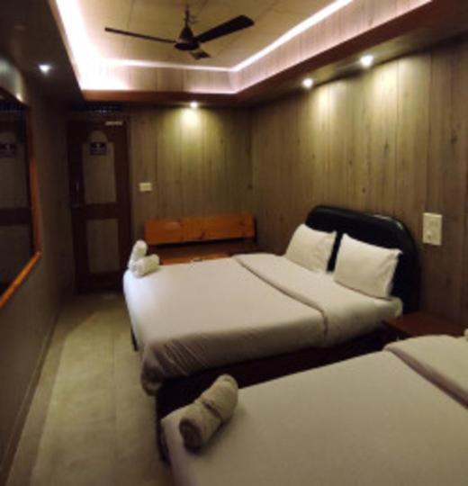 Baba Tourist Lodge Shillong Buitenkant foto