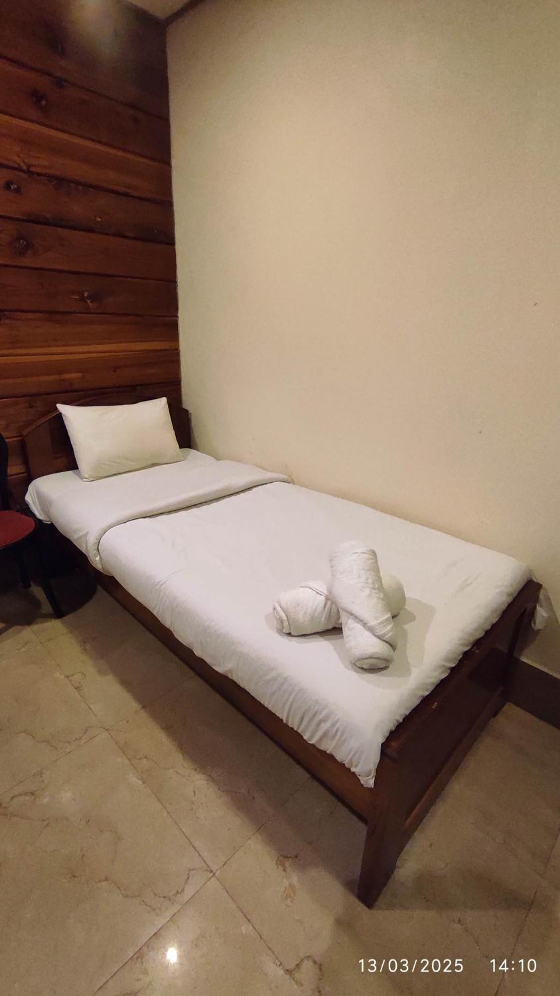 Baba Tourist Lodge Shillong Buitenkant foto