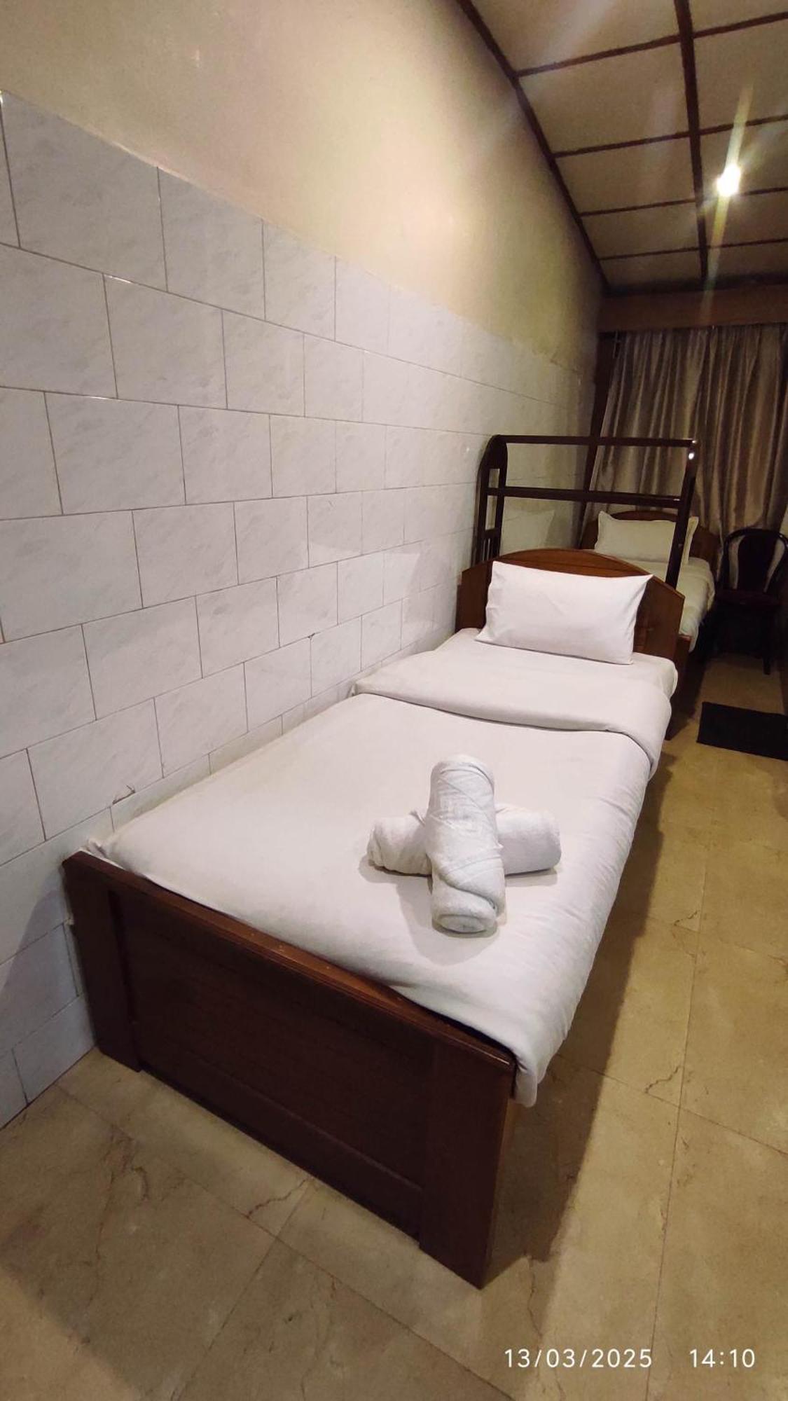 Baba Tourist Lodge Shillong Buitenkant foto