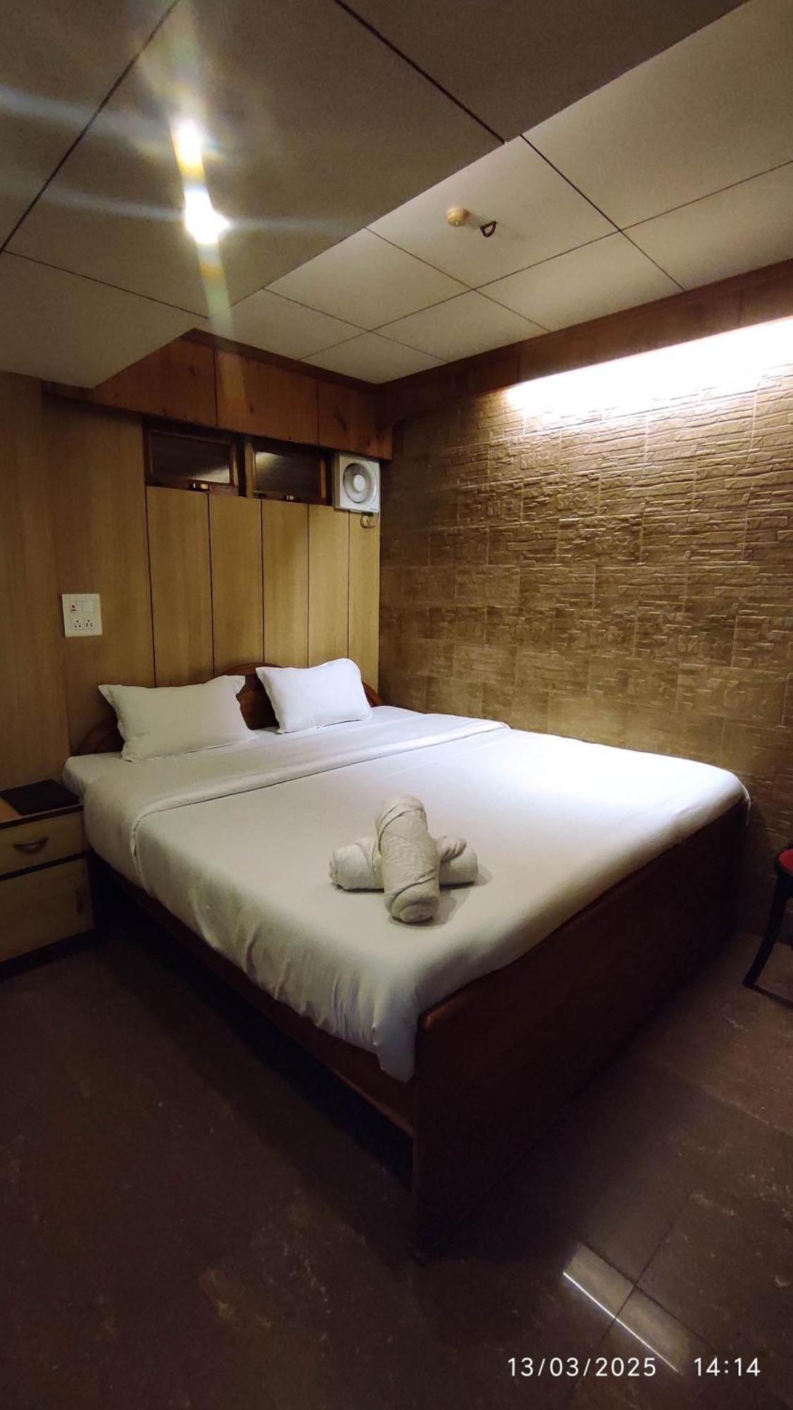 Baba Tourist Lodge Shillong Buitenkant foto