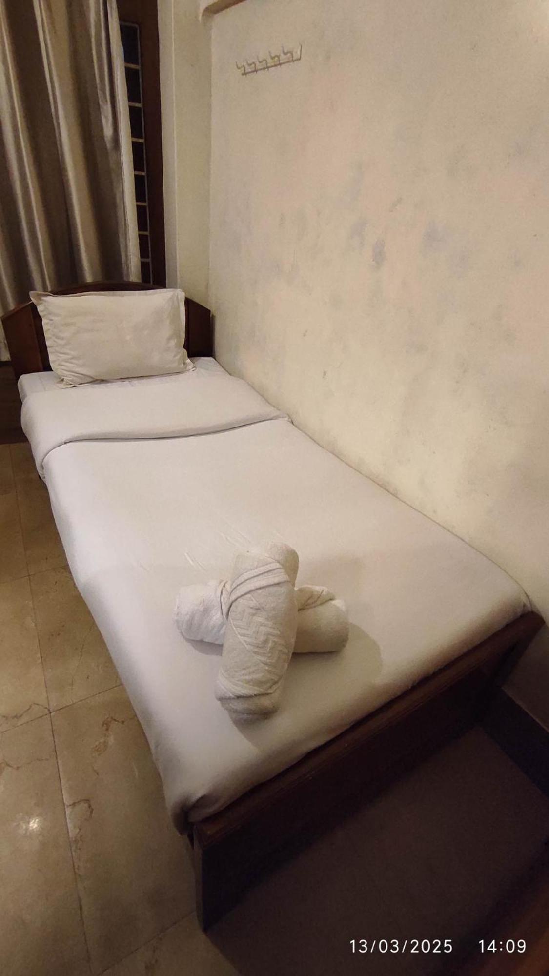 Baba Tourist Lodge Shillong Buitenkant foto