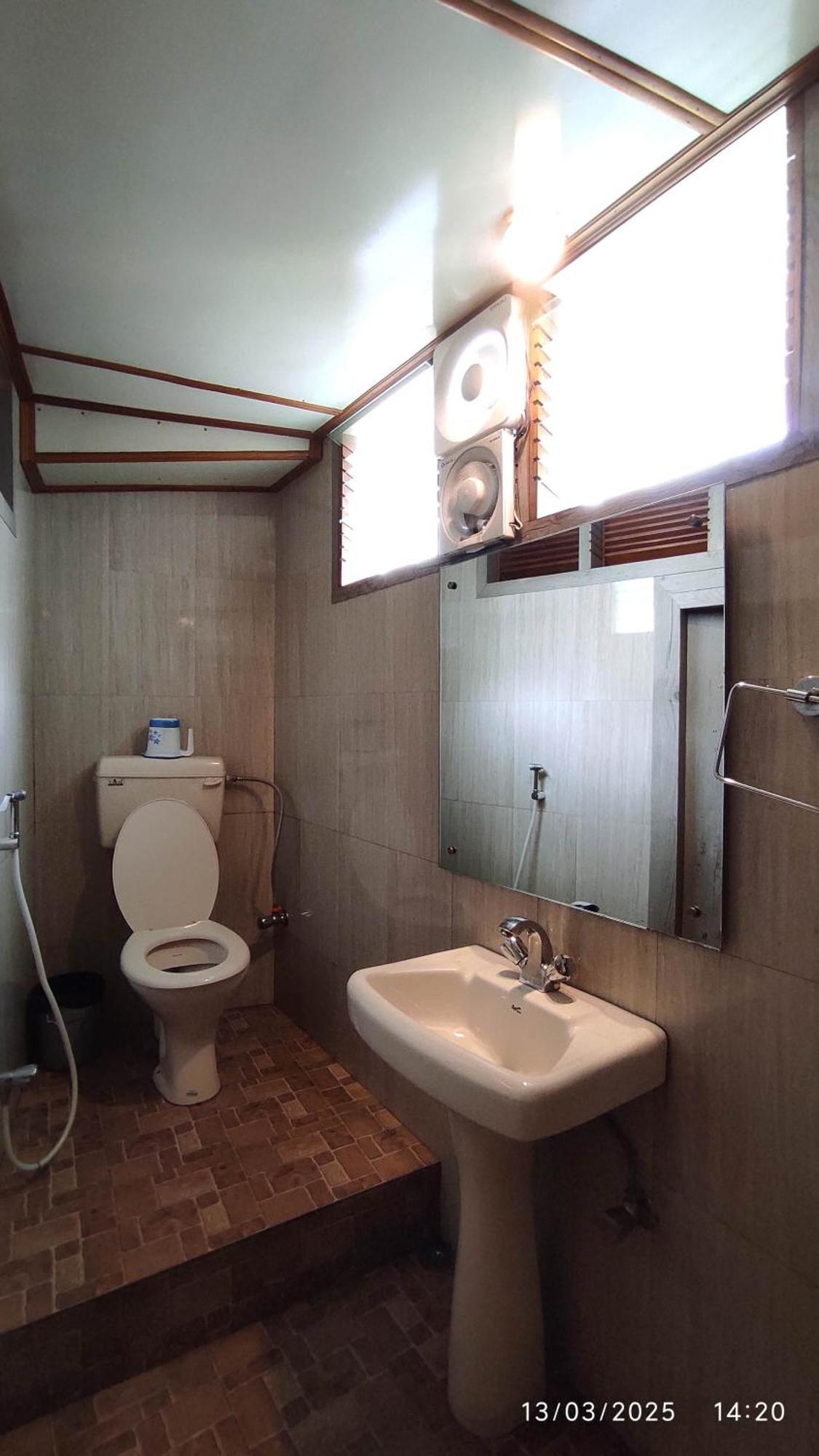 Baba Tourist Lodge Shillong Buitenkant foto