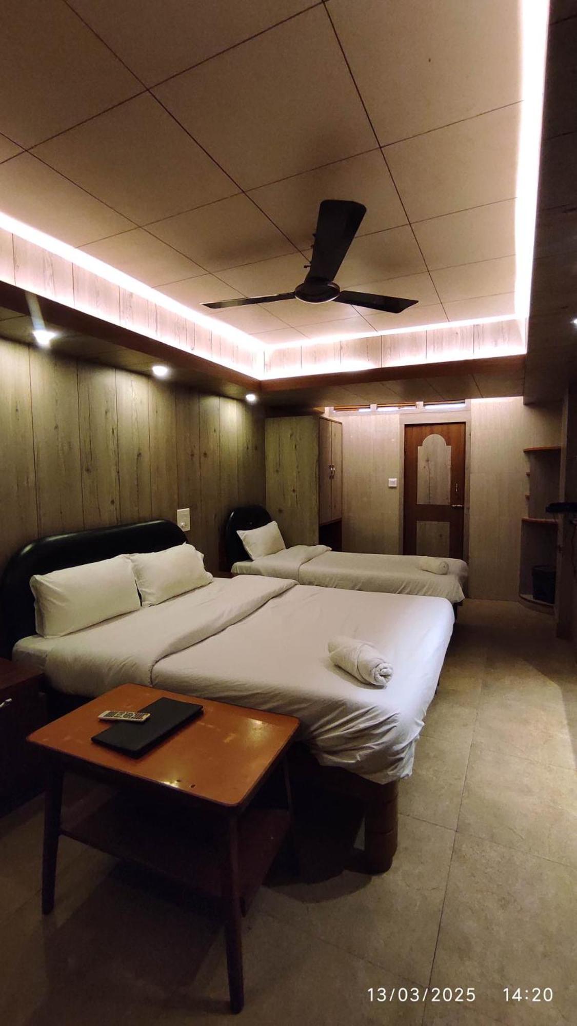 Baba Tourist Lodge Shillong Buitenkant foto