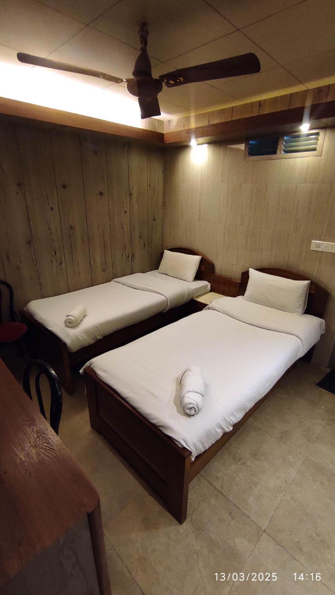Baba Tourist Lodge Shillong Buitenkant foto