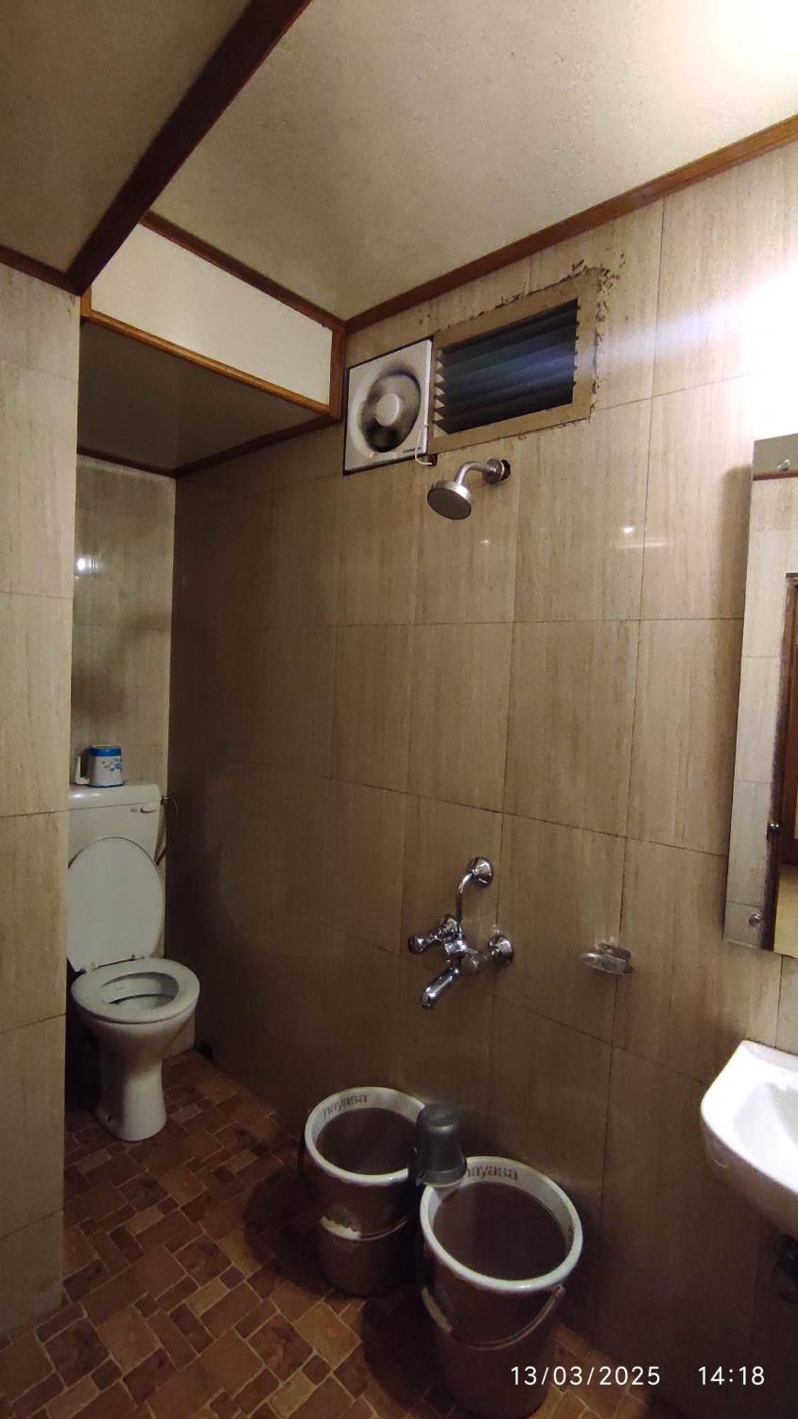 Baba Tourist Lodge Shillong Buitenkant foto