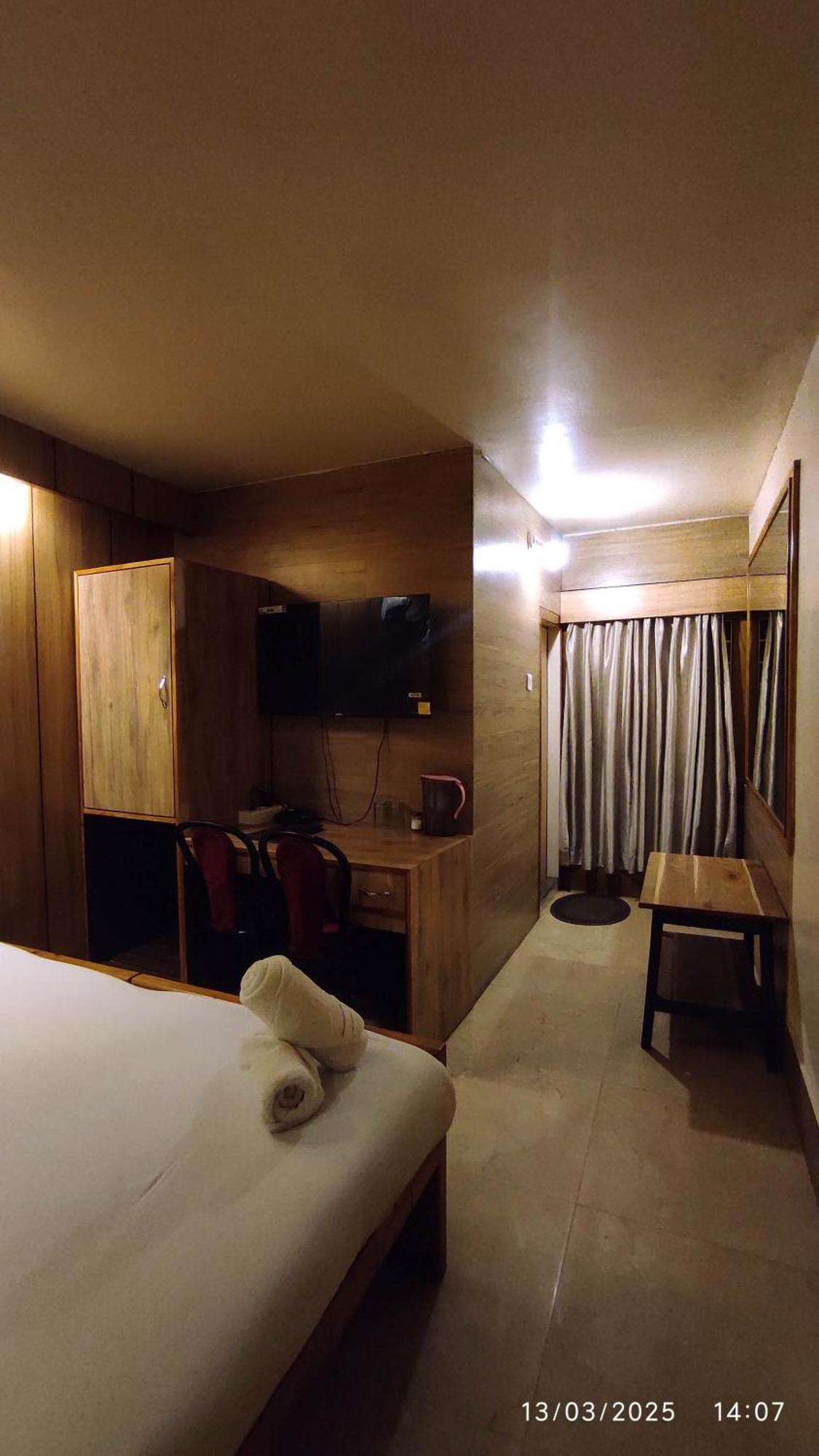 Baba Tourist Lodge Shillong Buitenkant foto