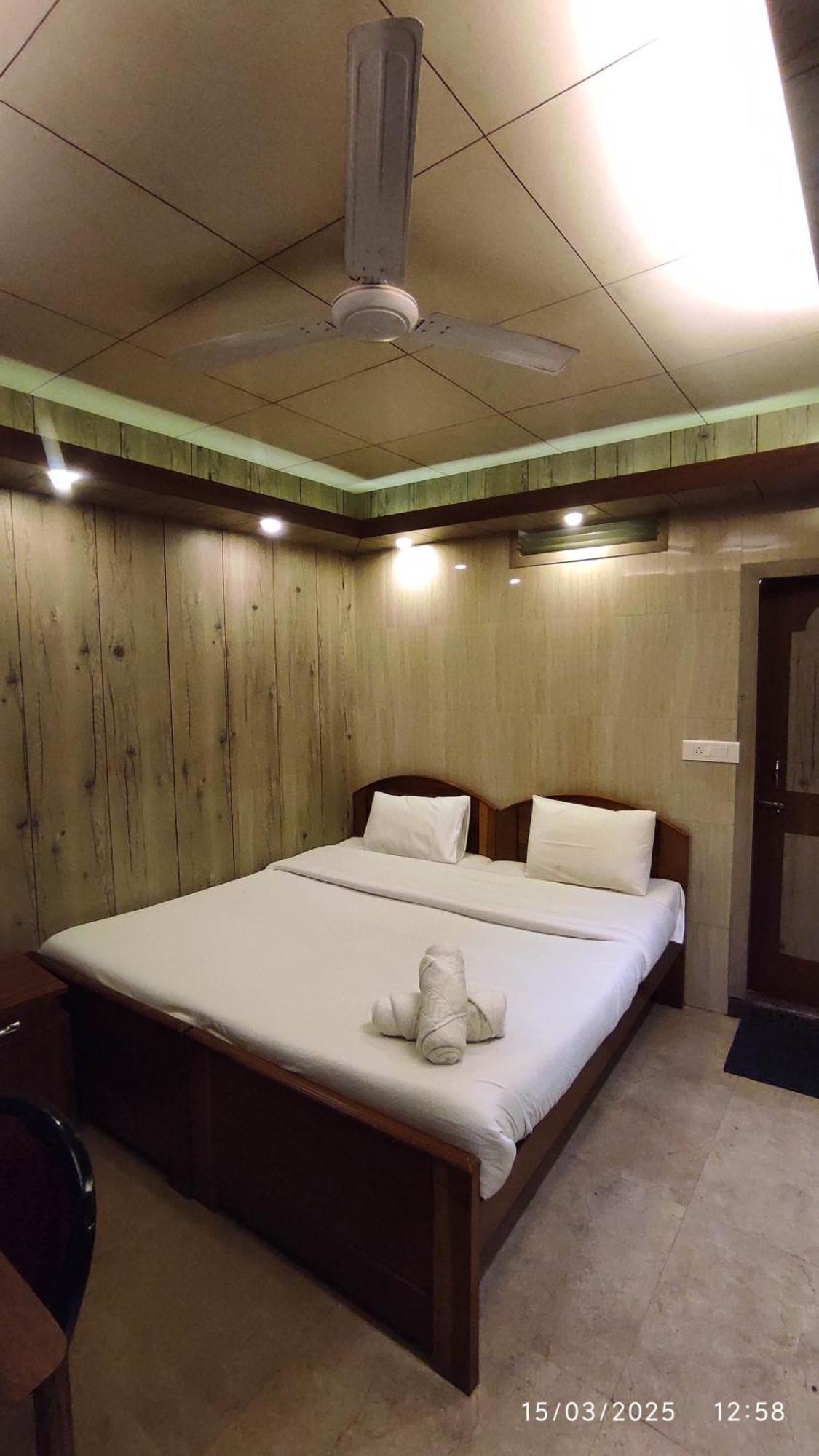Baba Tourist Lodge Shillong Buitenkant foto