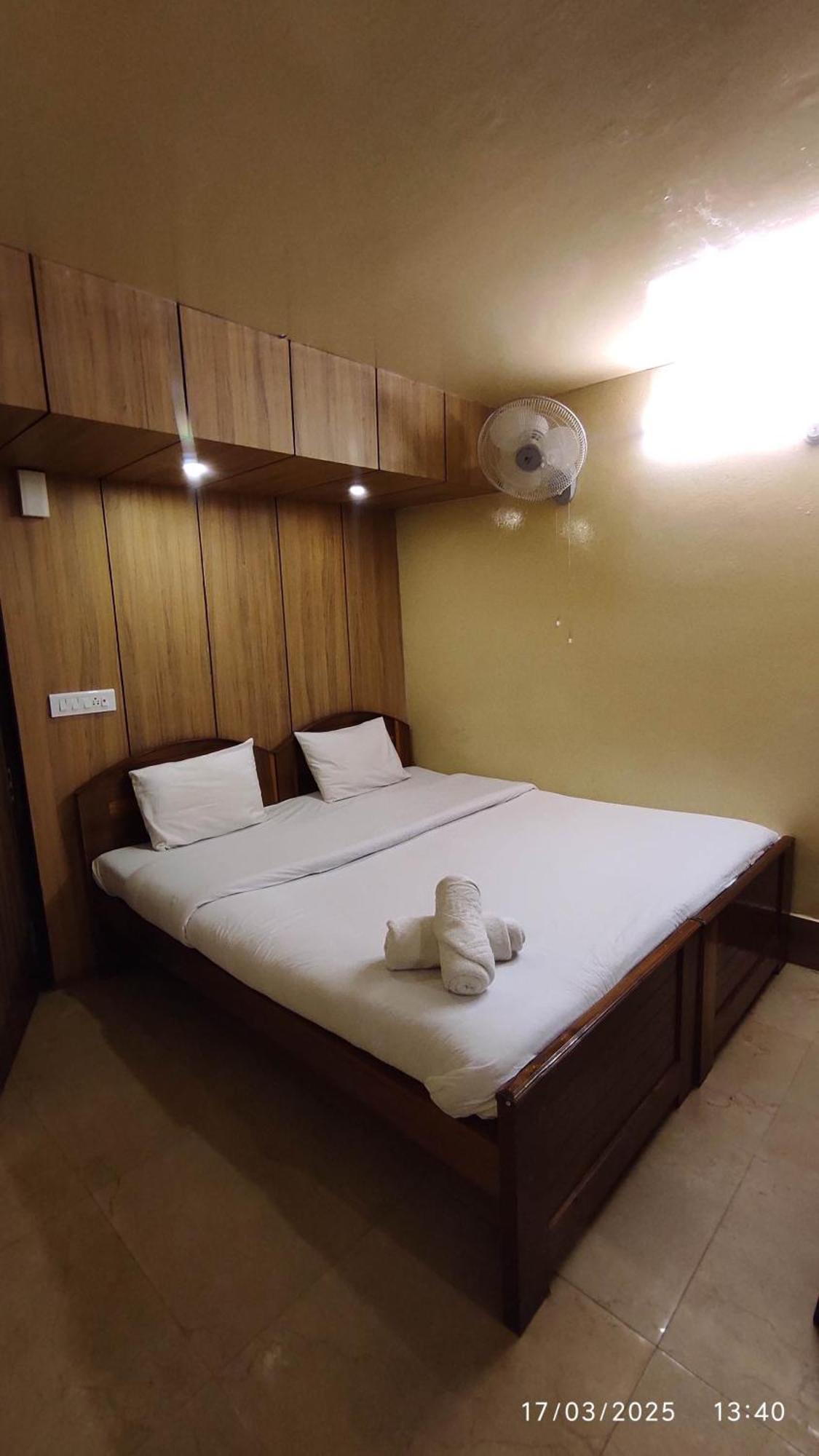 Baba Tourist Lodge Shillong Buitenkant foto