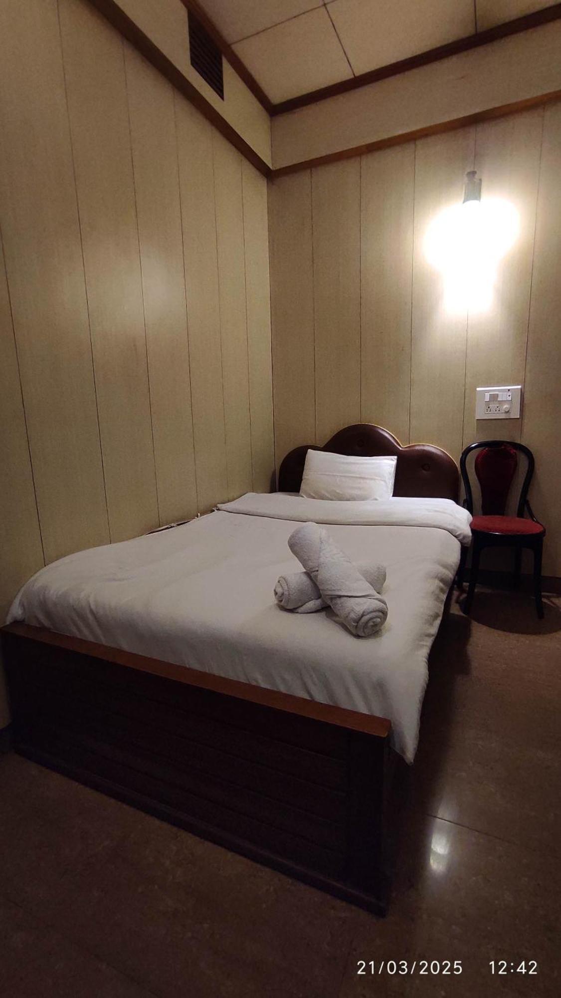 Baba Tourist Lodge Shillong Buitenkant foto