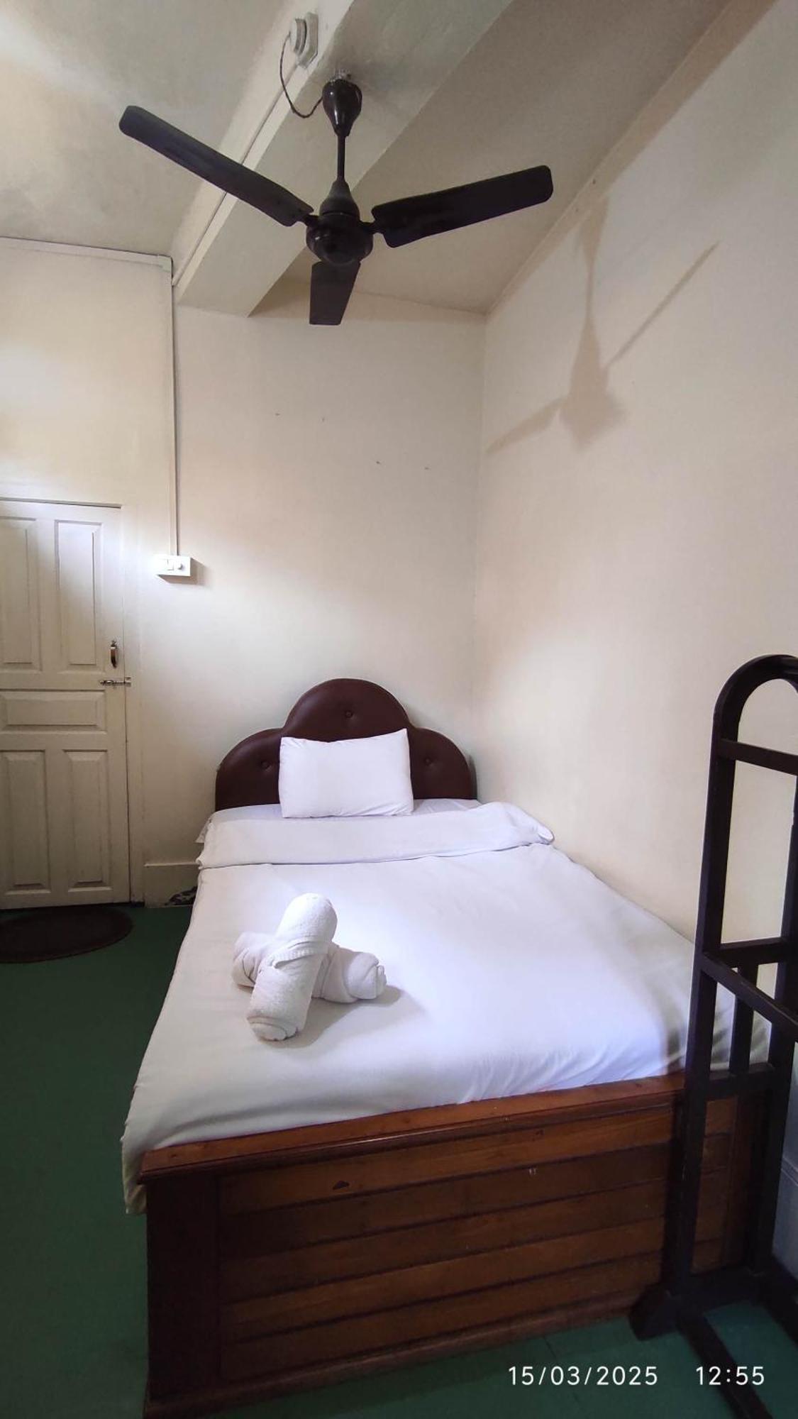 Baba Tourist Lodge Shillong Buitenkant foto